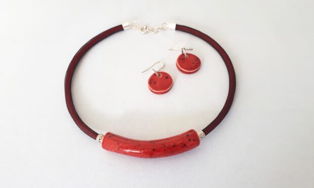 Red Speckled Barrel & Earrings (1)