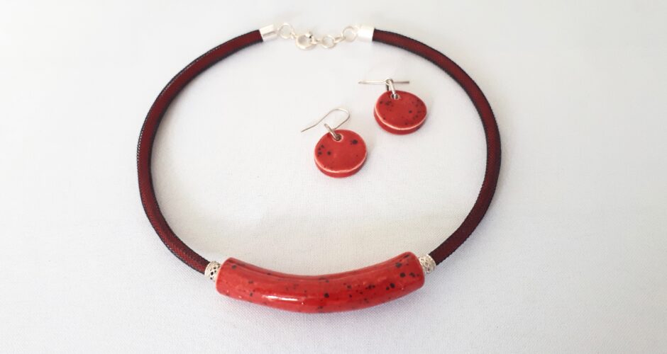 Red Speckled Barrel & Earrings (1)